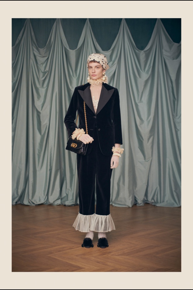 "فالينتنو" تفاجئ عشاق الدار والموضة بأول مجموعة تحمل توقيع Alessandro Michele... مزيج بين سمات العلامة ولمسة المصمم الخاصة 