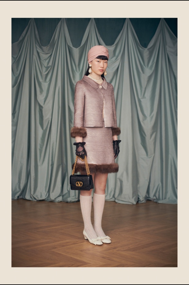 "فالينتنو" تفاجئ عشاق الدار والموضة بأول مجموعة تحمل توقيع Alessandro Michele... مزيج بين سمات العلامة ولمسة المصمم الخاصة 