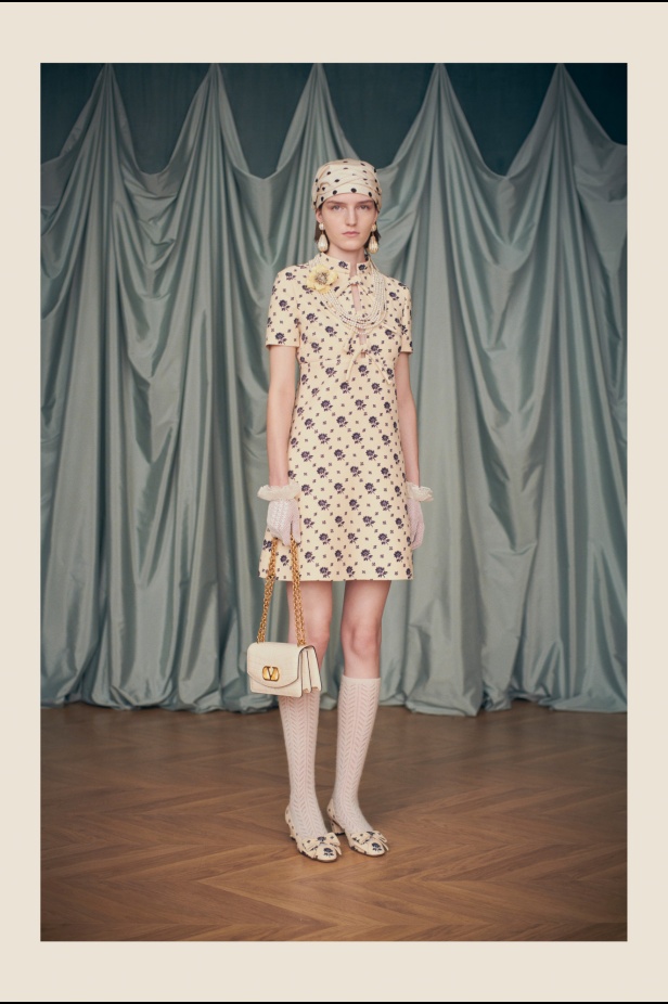 "فالينتنو" تفاجئ عشاق الدار والموضة بأول مجموعة تحمل توقيع Alessandro Michele... مزيج بين سمات العلامة ولمسة المصمم الخاصة 