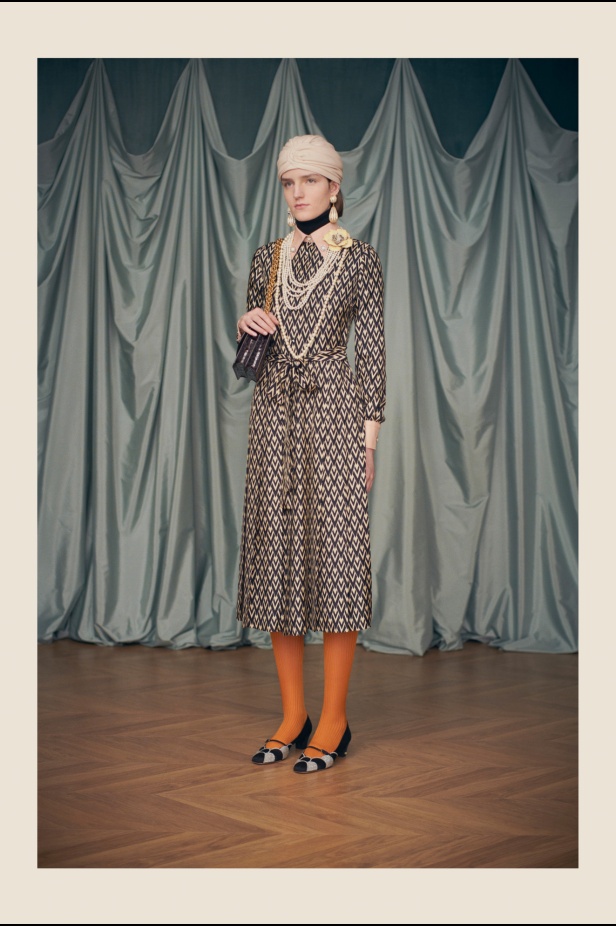 "فالينتنو" تفاجئ عشاق الدار والموضة بأول مجموعة تحمل توقيع Alessandro Michele... مزيج بين سمات العلامة ولمسة المصمم الخاصة 