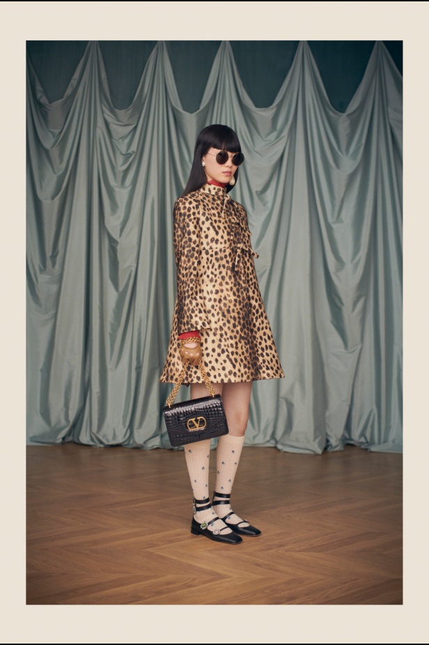 "فالينتنو" تفاجئ عشاق الدار والموضة بأول مجموعة تحمل توقيع Alessandro Michele... مزيج بين سمات العلامة ولمسة المصمم الخاصة 