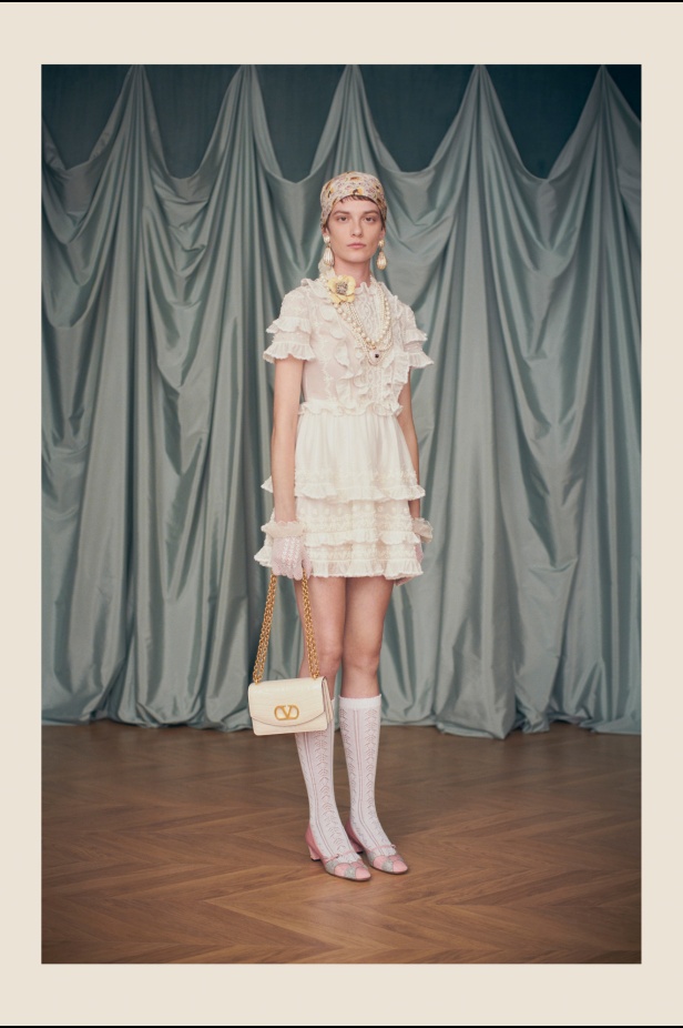 "فالينتنو" تفاجئ عشاق الدار والموضة بأول مجموعة تحمل توقيع Alessandro Michele... مزيج بين سمات العلامة ولمسة المصمم الخاصة 