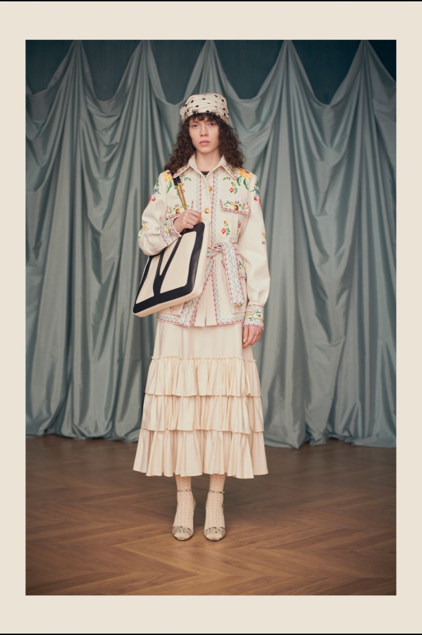 "فالينتنو" تفاجئ عشاق الدار والموضة بأول مجموعة تحمل توقيع Alessandro Michele... مزيج بين سمات العلامة ولمسة المصمم الخاصة 