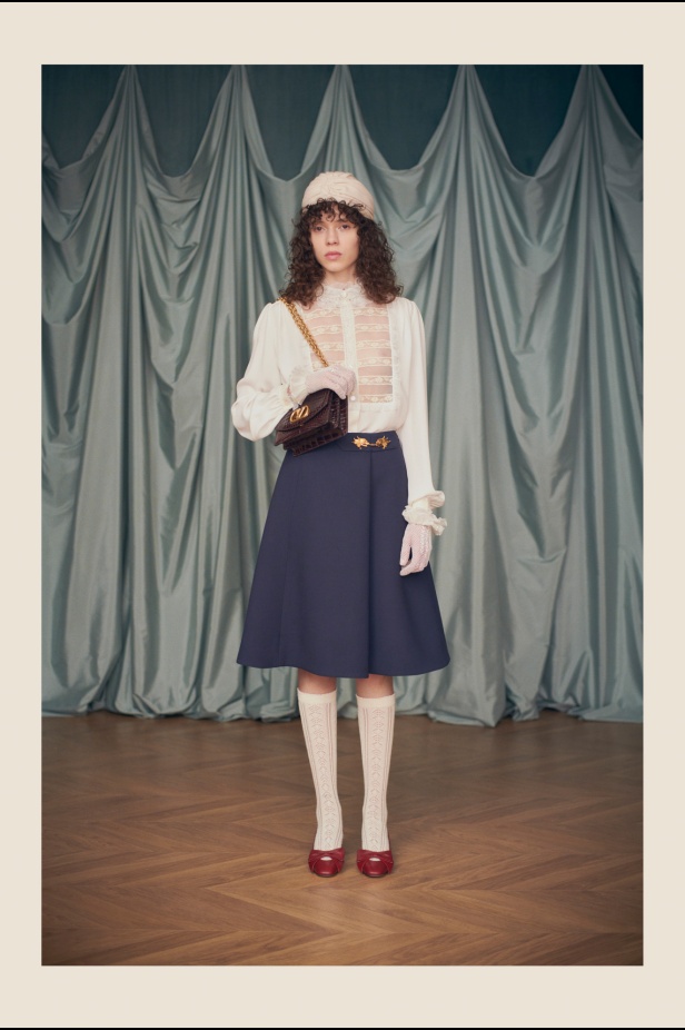 "فالينتنو" تفاجئ عشاق الدار والموضة بأول مجموعة تحمل توقيع Alessandro Michele... مزيج بين سمات العلامة ولمسة المصمم الخاصة 