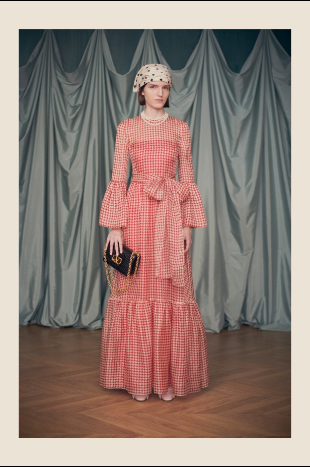 "فالينتنو" تفاجئ عشاق الدار والموضة بأول مجموعة تحمل توقيع Alessandro Michele... مزيج بين سمات العلامة ولمسة المصمم الخاصة 