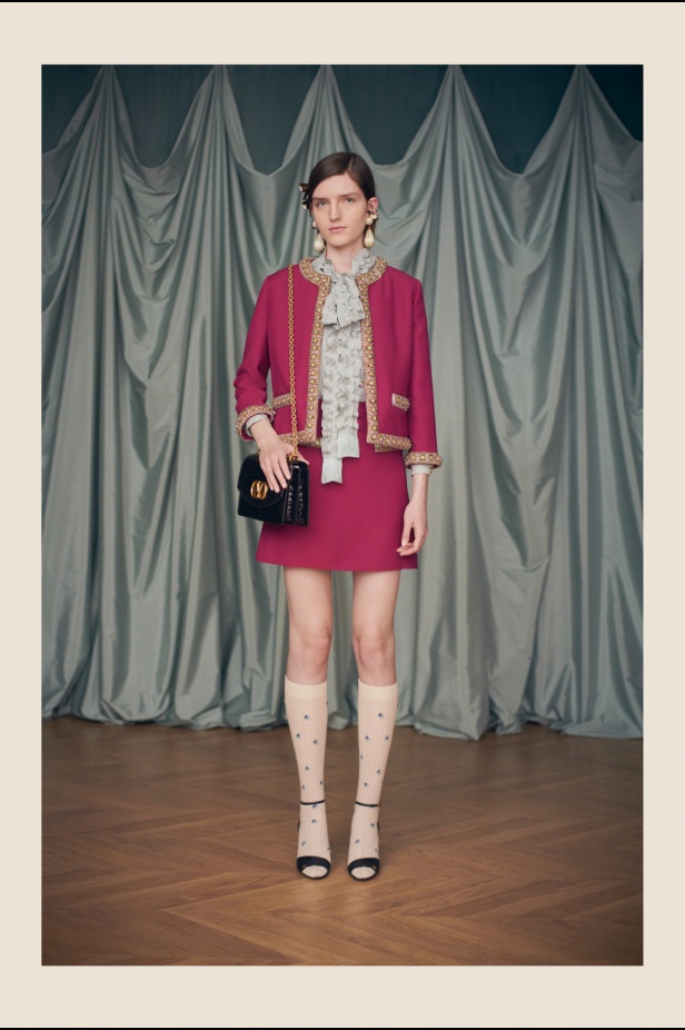 "فالينتنو" تفاجئ عشاق الدار والموضة بأول مجموعة تحمل توقيع Alessandro Michele... مزيج بين سمات العلامة ولمسة المصمم الخاصة 