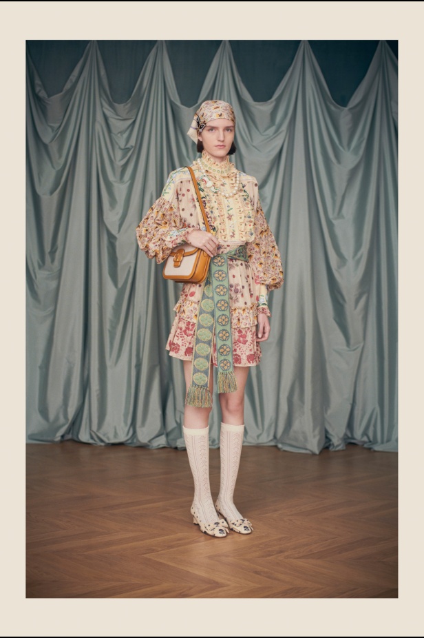 "فالينتنو" تفاجئ عشاق الدار والموضة بأول مجموعة تحمل توقيع Alessandro Michele... مزيج بين سمات العلامة ولمسة المصمم الخاصة 