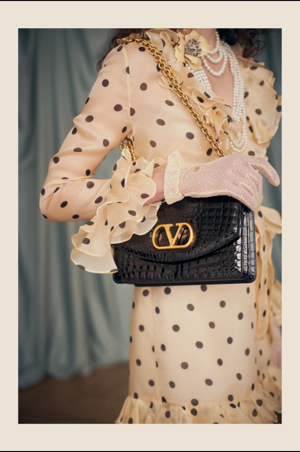 "فالينتنو" تفاجئ عشاق الدار والموضة بأول مجموعة تحمل توقيع Alessandro Michele... مزيج بين سمات العلامة ولمسة المصمم الخاصة 