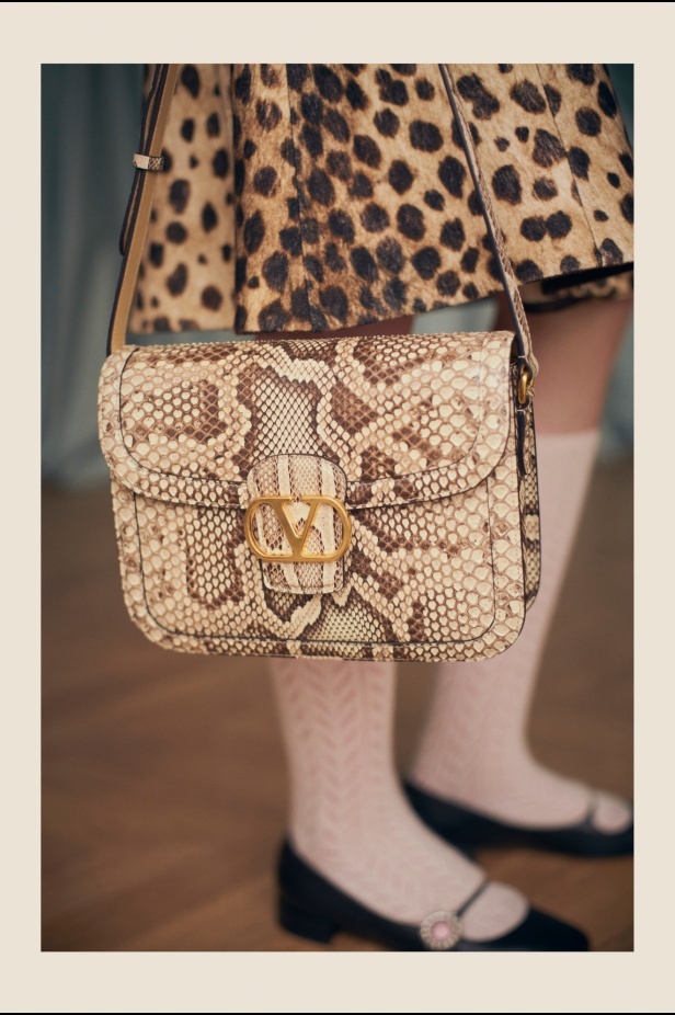 "فالينتنو" تفاجئ عشاق الدار والموضة بأول مجموعة تحمل توقيع Alessandro Michele... مزيج بين سمات العلامة ولمسة المصمم الخاصة 