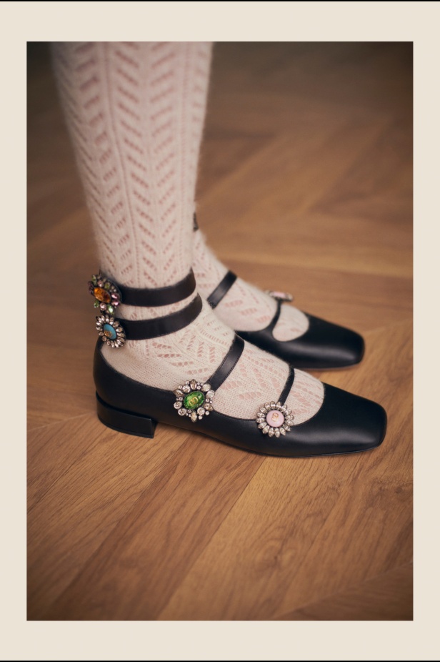 "فالينتنو" تفاجئ عشاق الدار والموضة بأول مجموعة تحمل توقيع Alessandro Michele... مزيج بين سمات العلامة ولمسة المصمم الخاصة 