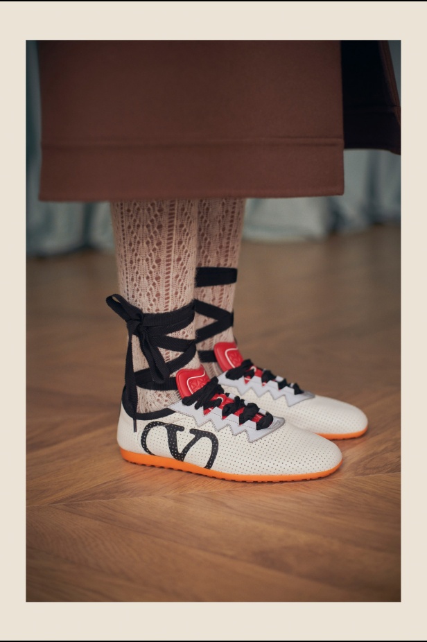 "فالينتنو" تفاجئ عشاق الدار والموضة بأول مجموعة تحمل توقيع Alessandro Michele... مزيج بين سمات العلامة ولمسة المصمم الخاصة 