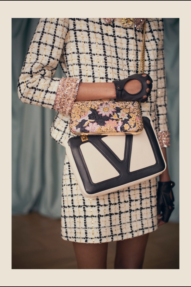 "فالينتنو" تفاجئ عشاق الدار والموضة بأول مجموعة تحمل توقيع Alessandro Michele... مزيج بين سمات العلامة ولمسة المصمم الخاصة 