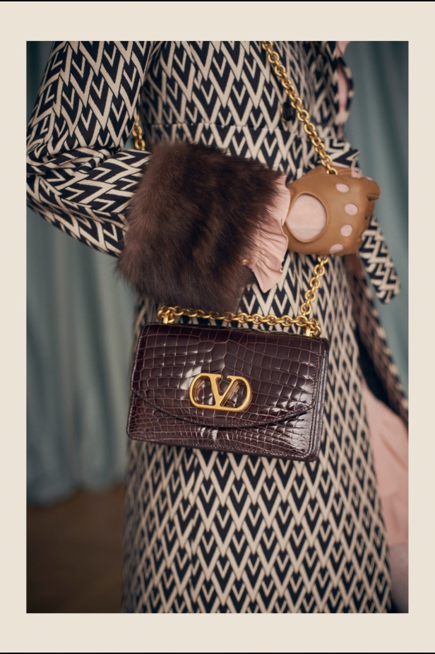 "فالينتنو" تفاجئ عشاق الدار والموضة بأول مجموعة تحمل توقيع Alessandro Michele... مزيج بين سمات العلامة ولمسة المصمم الخاصة 