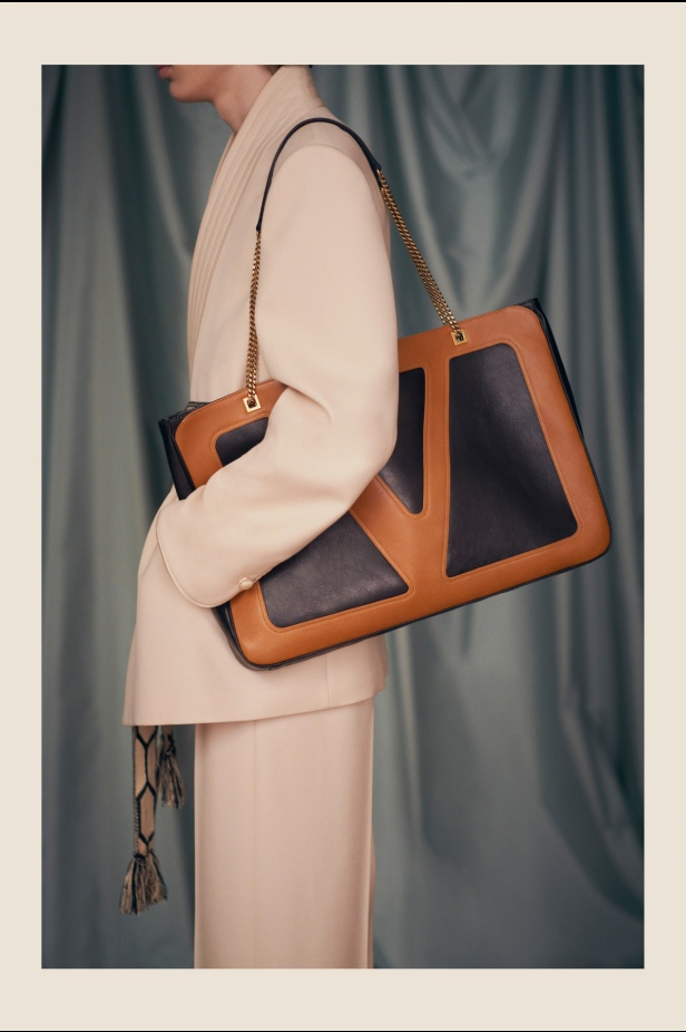 "فالينتنو" تفاجئ عشاق الدار والموضة بأول مجموعة تحمل توقيع Alessandro Michele... مزيج بين سمات العلامة ولمسة المصمم الخاصة 