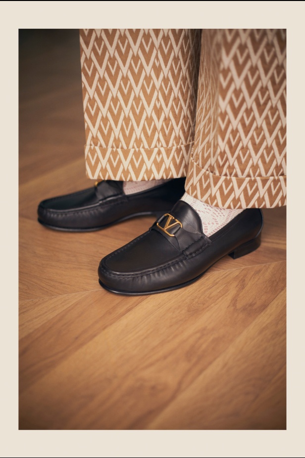 "فالينتنو" تفاجئ عشاق الدار والموضة بأول مجموعة تحمل توقيع Alessandro Michele... مزيج بين سمات العلامة ولمسة المصمم الخاصة 