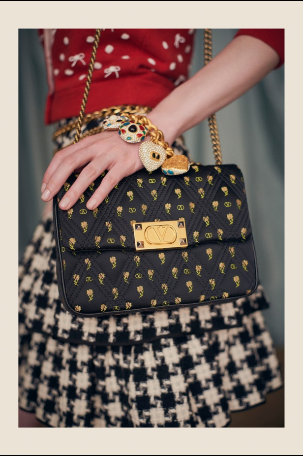 "فالينتنو" تفاجئ عشاق الدار والموضة بأول مجموعة تحمل توقيع Alessandro Michele... مزيج بين سمات العلامة ولمسة المصمم الخاصة 