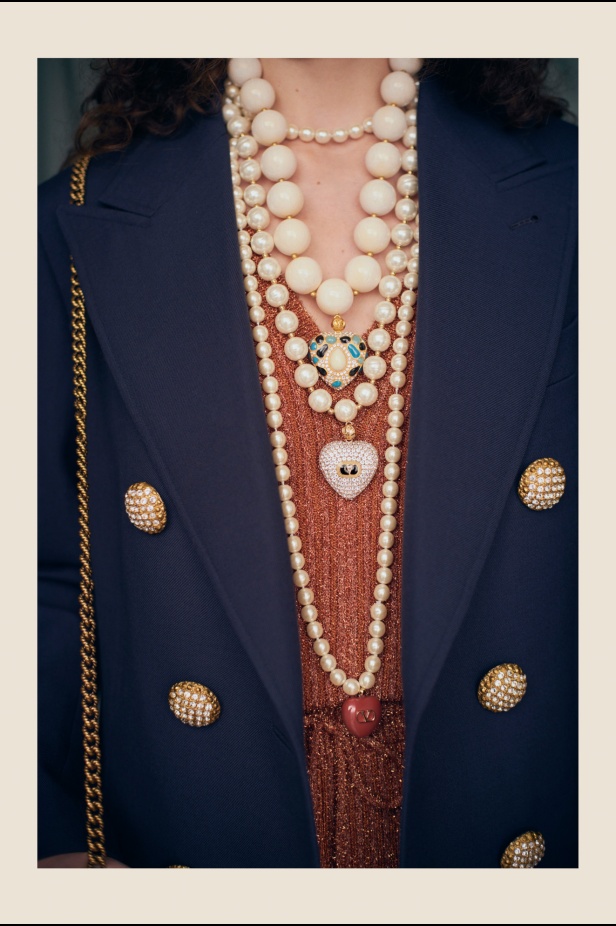 "فالينتنو" تفاجئ عشاق الدار والموضة بأول مجموعة تحمل توقيع Alessandro Michele... مزيج بين سمات العلامة ولمسة المصمم الخاصة 