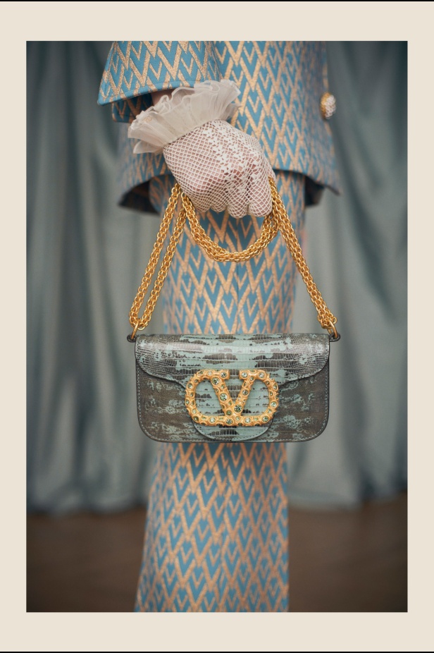 "فالينتنو" تفاجئ عشاق الدار والموضة بأول مجموعة تحمل توقيع Alessandro Michele... مزيج بين سمات العلامة ولمسة المصمم الخاصة 