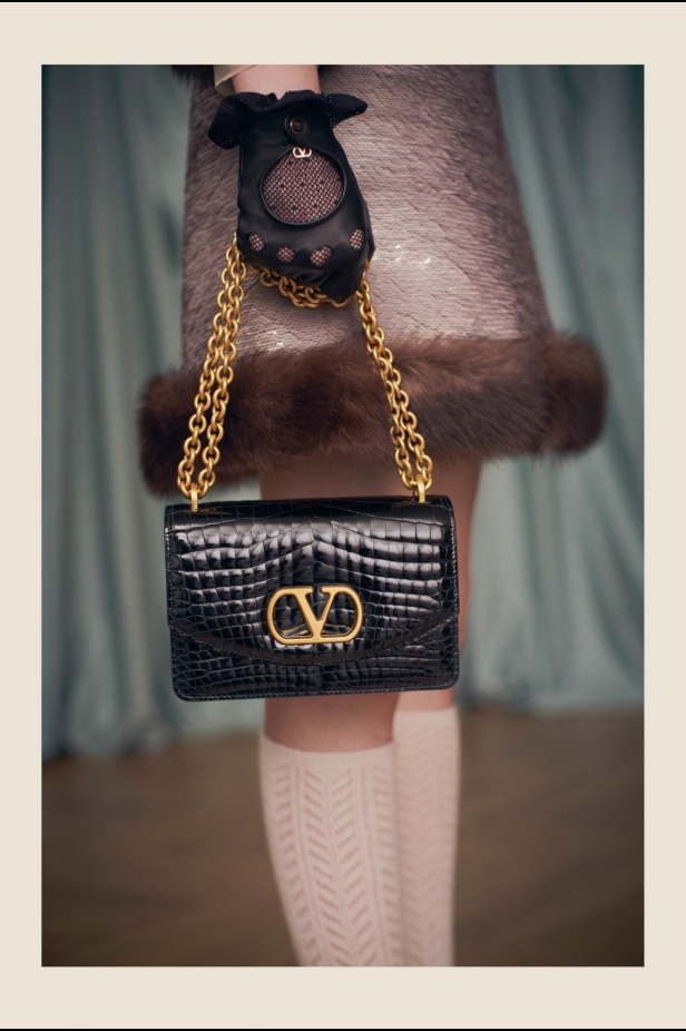 "فالينتنو" تفاجئ عشاق الدار والموضة بأول مجموعة تحمل توقيع Alessandro Michele... مزيج بين سمات العلامة ولمسة المصمم الخاصة 