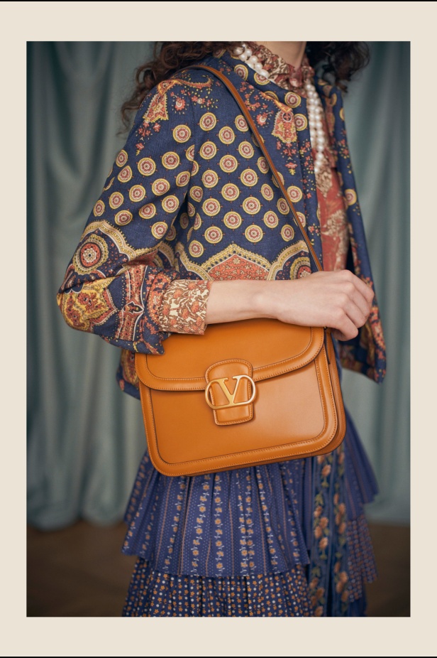 "فالينتنو" تفاجئ عشاق الدار والموضة بأول مجموعة تحمل توقيع Alessandro Michele... مزيج بين سمات العلامة ولمسة المصمم الخاصة 