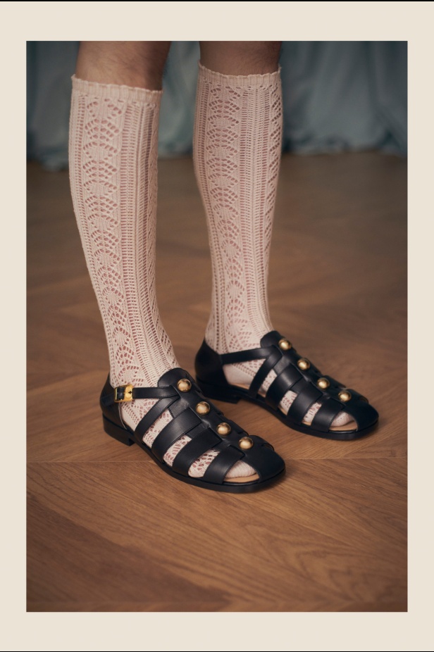 "فالينتنو" تفاجئ عشاق الدار والموضة بأول مجموعة تحمل توقيع Alessandro Michele... مزيج بين سمات العلامة ولمسة المصمم الخاصة 