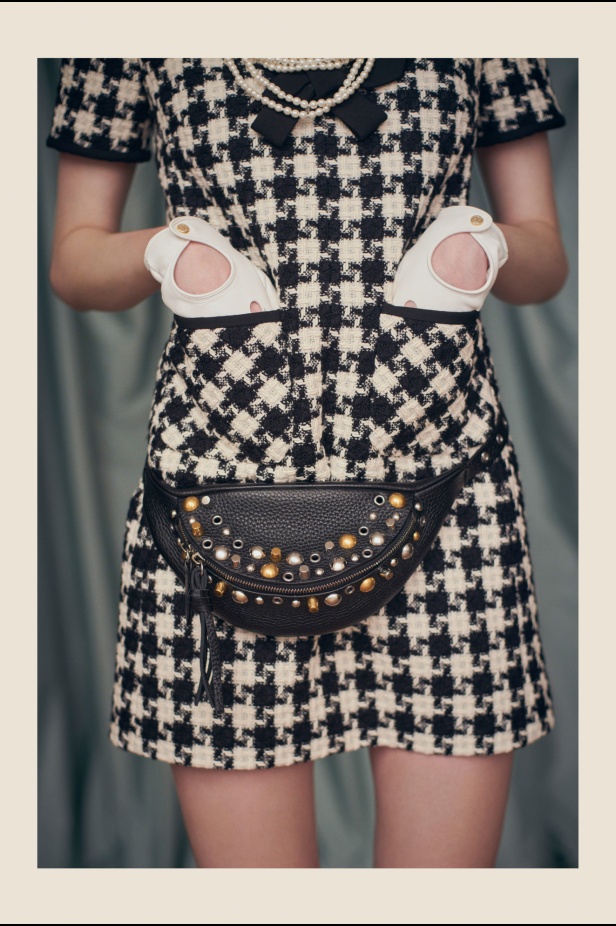 "فالينتنو" تفاجئ عشاق الدار والموضة بأول مجموعة تحمل توقيع Alessandro Michele... مزيج بين سمات العلامة ولمسة المصمم الخاصة 