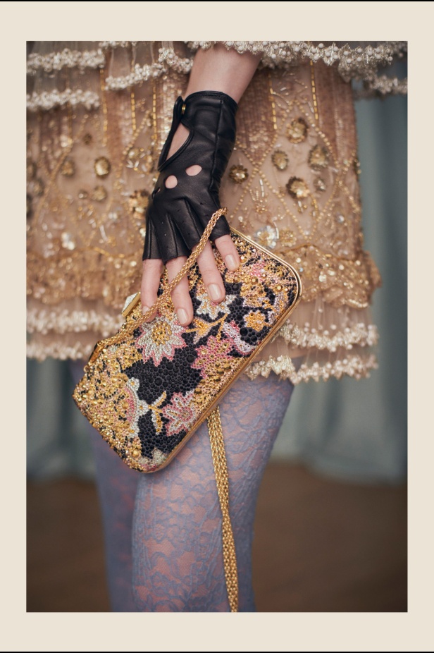 "فالينتنو" تفاجئ عشاق الدار والموضة بأول مجموعة تحمل توقيع Alessandro Michele... مزيج بين سمات العلامة ولمسة المصمم الخاصة 