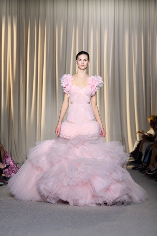 مجموعة جامباتيستا فالي خريف و شتاء 2024-2025 للأزياء الراقية