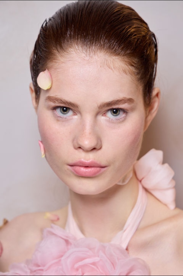 اطلالات جمالية لمجموعة Giambattista Valli للأزياء الراقية لخريف وشتاء 2024-2025