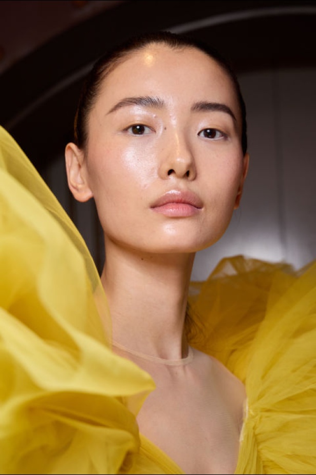 اطلالات جمالية لمجموعة Giambattista Valli للأزياء الراقية لخريف وشتاء 2024-2025