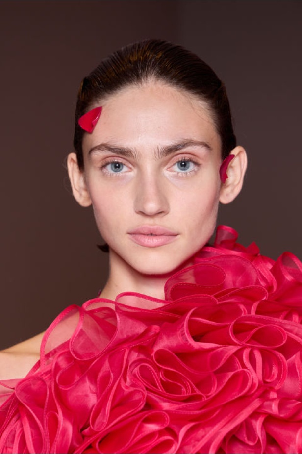 اطلالات جمالية لمجموعة Giambattista Valli للأزياء الراقية لخريف وشتاء 2024-2025