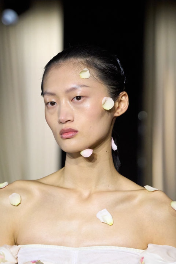 اطلالات جمالية لمجموعة Giambattista Valli للأزياء الراقية لخريف وشتاء 2024-2025