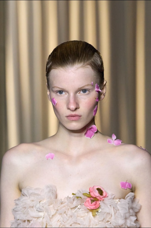 اطلالات جمالية لمجموعة Giambattista Valli للأزياء الراقية لخريف وشتاء 2024-2025