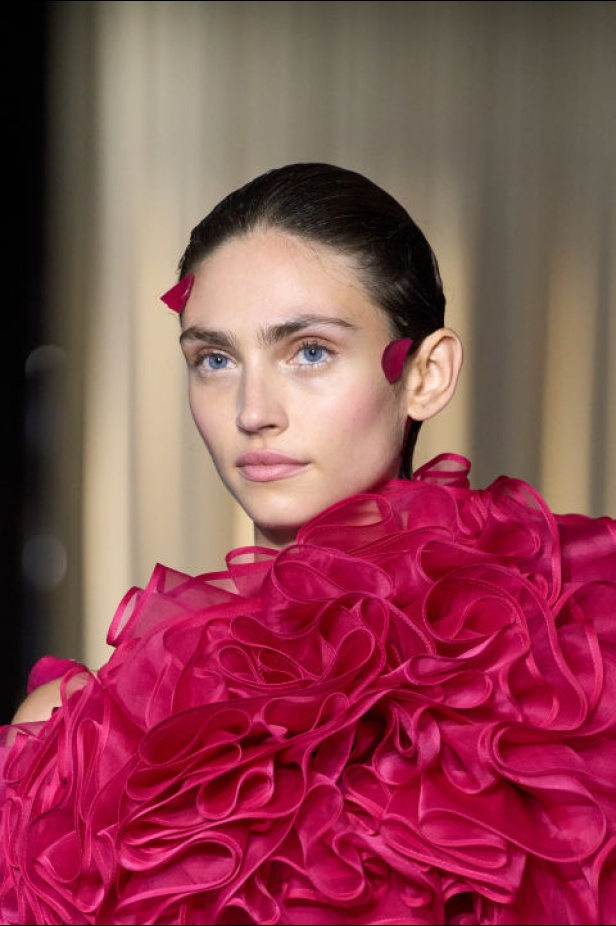 اطلالات جمالية لمجموعة Giambattista Valli للأزياء الراقية لخريف وشتاء 2024-2025