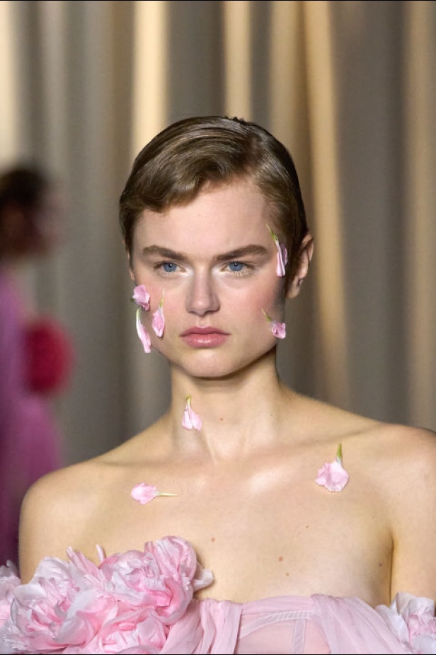 اطلالات جمالية لمجموعة Giambattista Valli للأزياء الراقية لخريف وشتاء 2024-2025