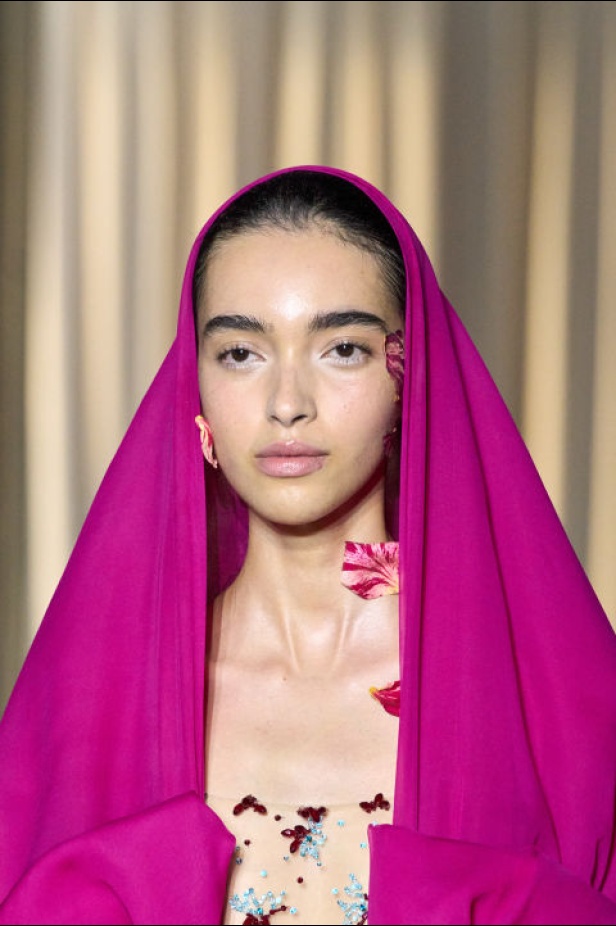 اطلالات جمالية لمجموعة Giambattista Valli للأزياء الراقية لخريف وشتاء 2024-2025