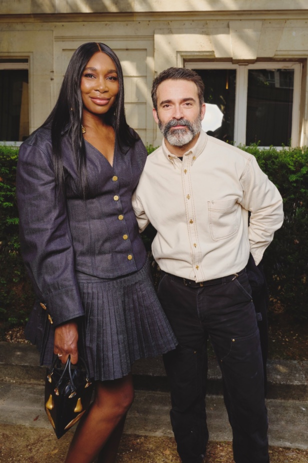 مجموعة Schiaparelli للأزياء الراقية لخريف وشتاء 2025... تكريم لموهبة "إلسا" الفريدة في التجدد