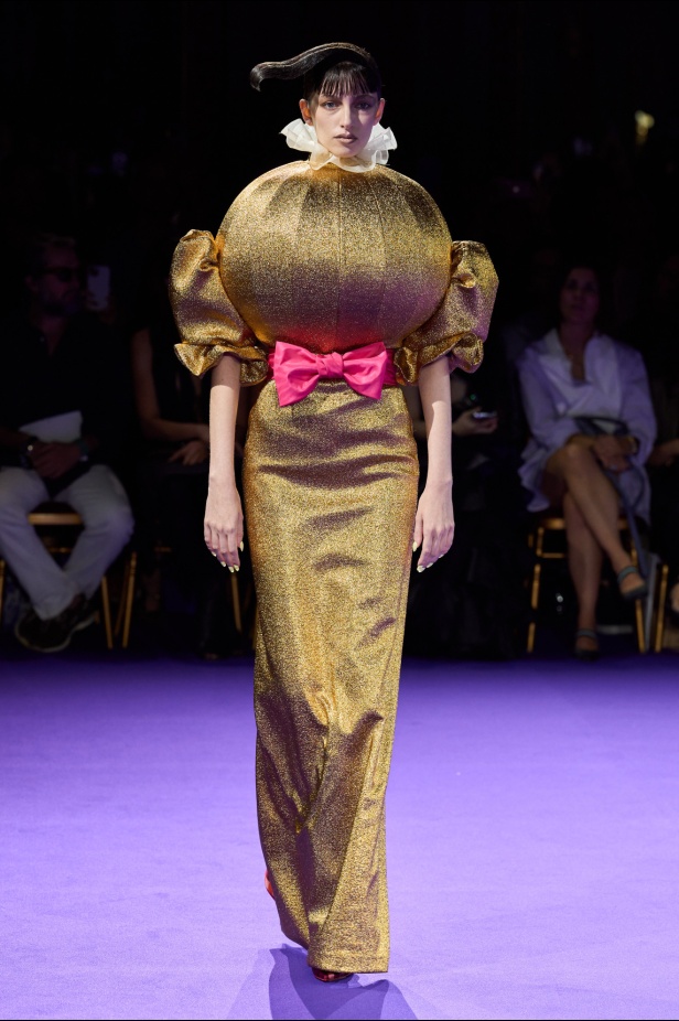 مجموعة Viktor&Rolf للهوت كوتور لموسم خريف 2024