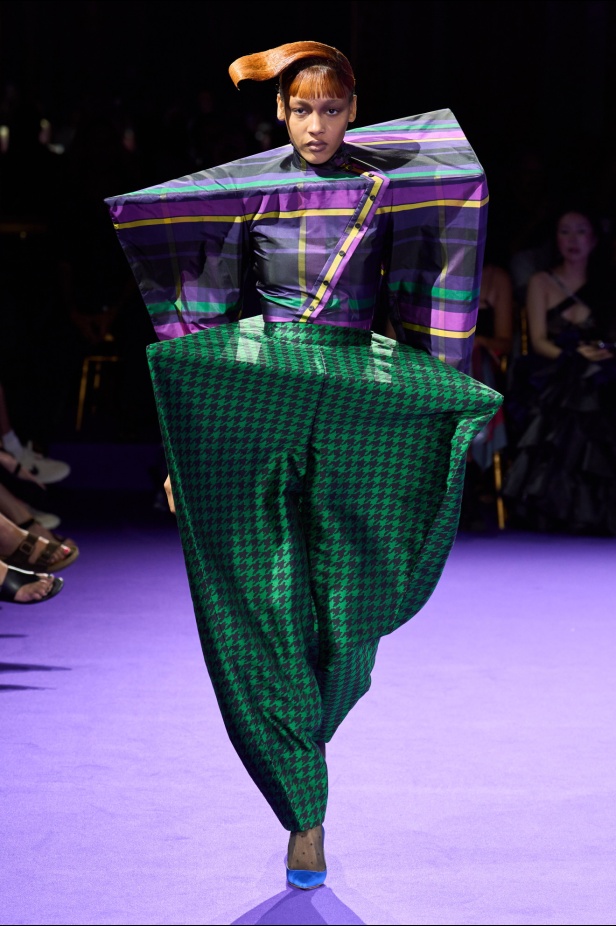 مجموعة Viktor&Rolf للهوت كوتور لموسم خريف 2024