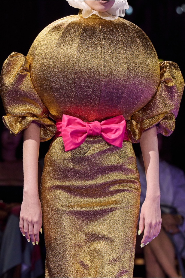 مجموعة Viktor&Rolf للهوت كوتور لموسم خريف 2024