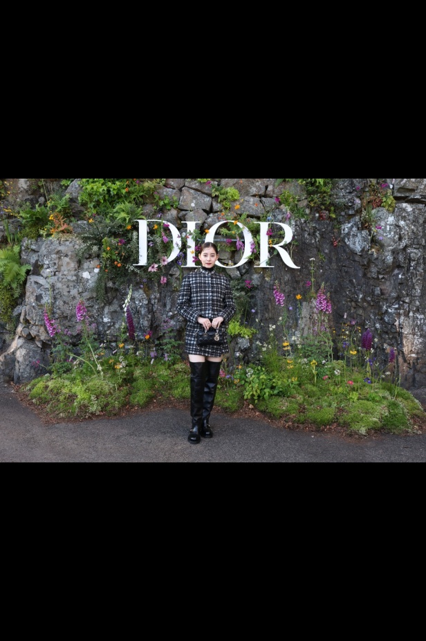 مجموعة ديور Cruise 2025 تحتفل بالروابط القوية بين الدار واسكتلندا... وماريا غراتسيا كيوري تتبّع خطوات "كريستيان ديور" حول العالم