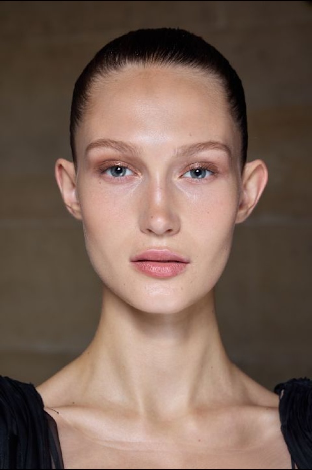 اطلالات جمالية لمجموعة Ashi Studio لـخريف وشتاء 2024-2025