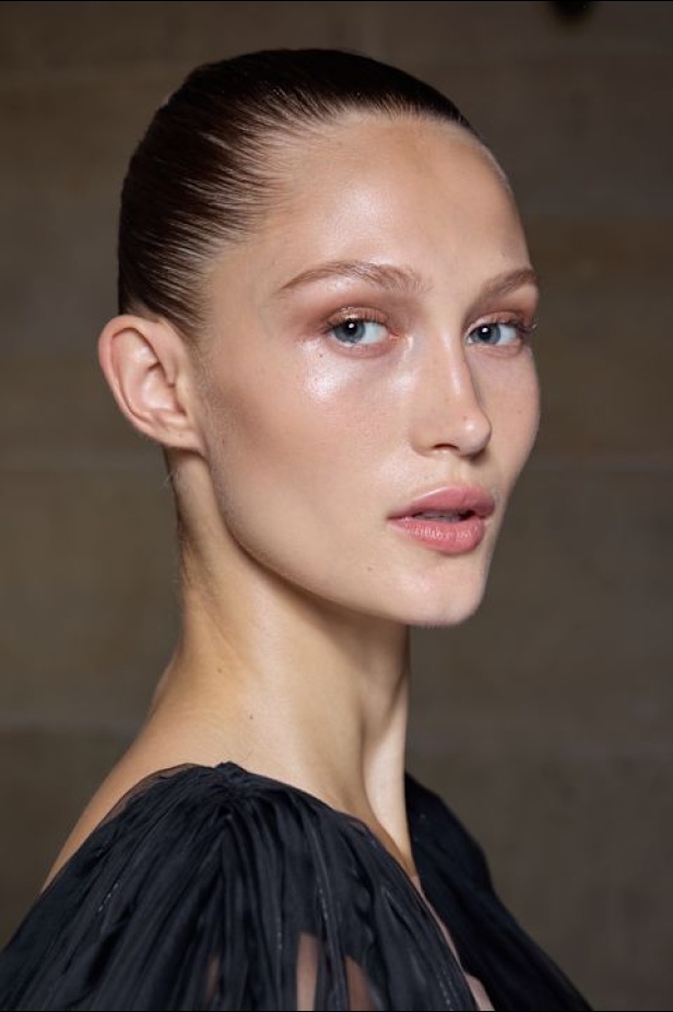 اطلالات جمالية لمجموعة Ashi Studio لـخريف وشتاء 2024-2025