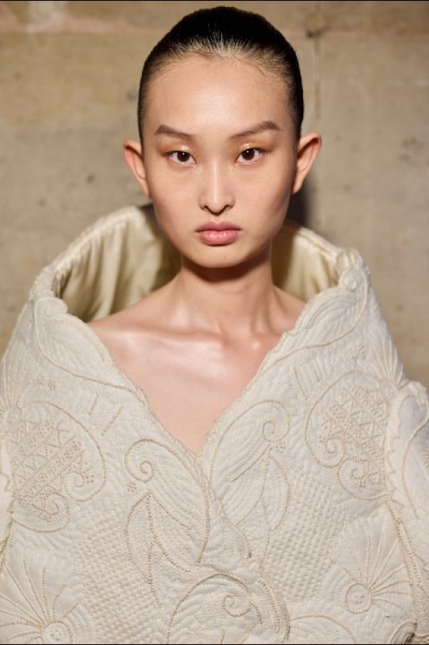 اطلالات جمالية لمجموعة Ashi Studio لـخريف وشتاء 2024-2025