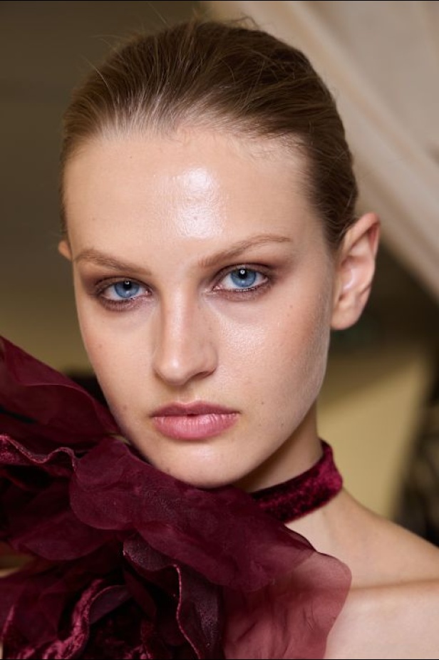 اطلالات جمالية لمجموعة إيلي صعب لخريف وشتاء 2024- 2025