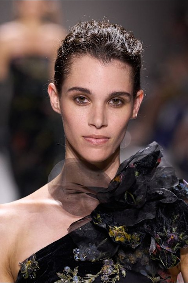 اطلالات جمالية لمجموعة إيلي صعب لخريف وشتاء 2024- 2025