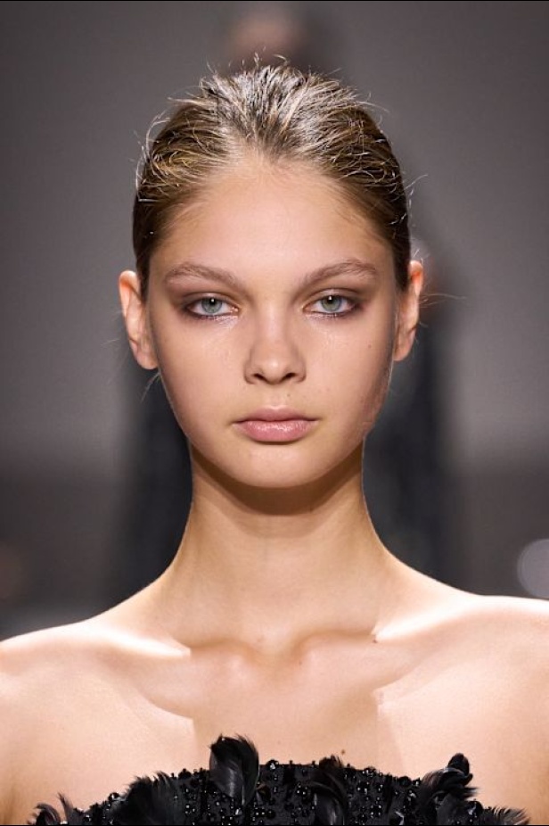 اطلالات جمالية لمجموعة إيلي صعب لخريف وشتاء 2024- 2025