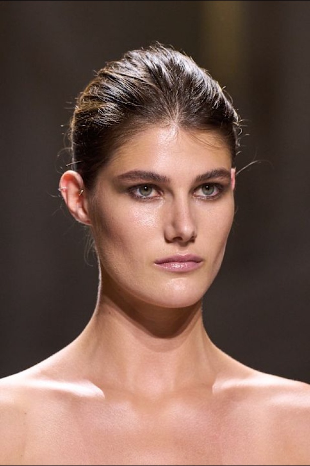 اطلالات جمالية لمجموعة إيلي صعب لخريف وشتاء 2024- 2025