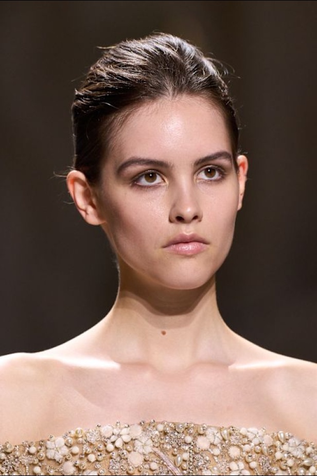 اطلالات جمالية لمجموعة إيلي صعب لخريف وشتاء 2024- 2025