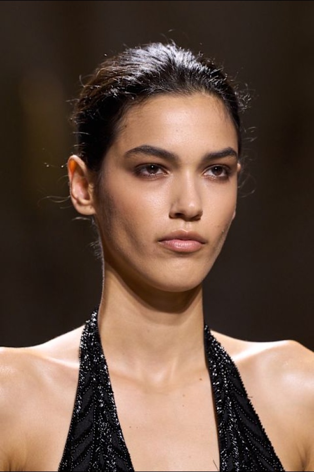 اطلالات جمالية لمجموعة إيلي صعب لخريف وشتاء 2024- 2025